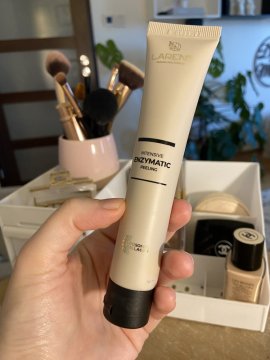 LARENS Enzymatický peeling – sila prírody pre žiarivú a hladkú pleť