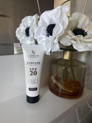 Ochranný a regeneračný krém na pokožku tváre, krku a dekoltu s UV filtrami SPF 20 - Suncare Face Cream.